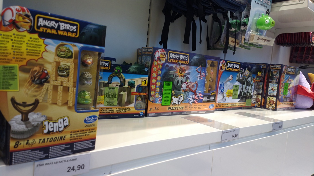 Butikshylla med spel-merchandise, inklusive Angry Birds Star Wars och Jenga-spel.